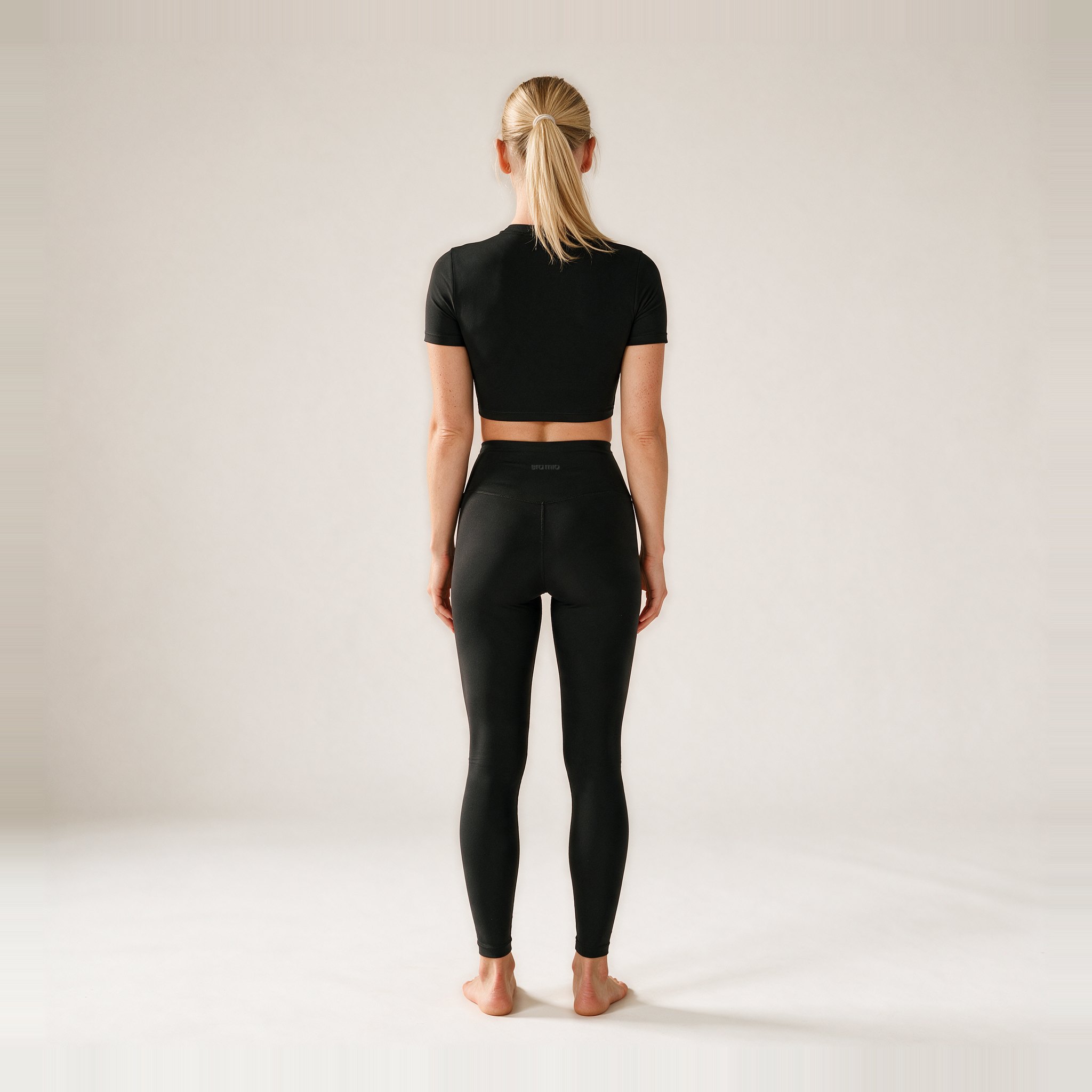 Mira Form Crop-Top in Black, Bild 3
